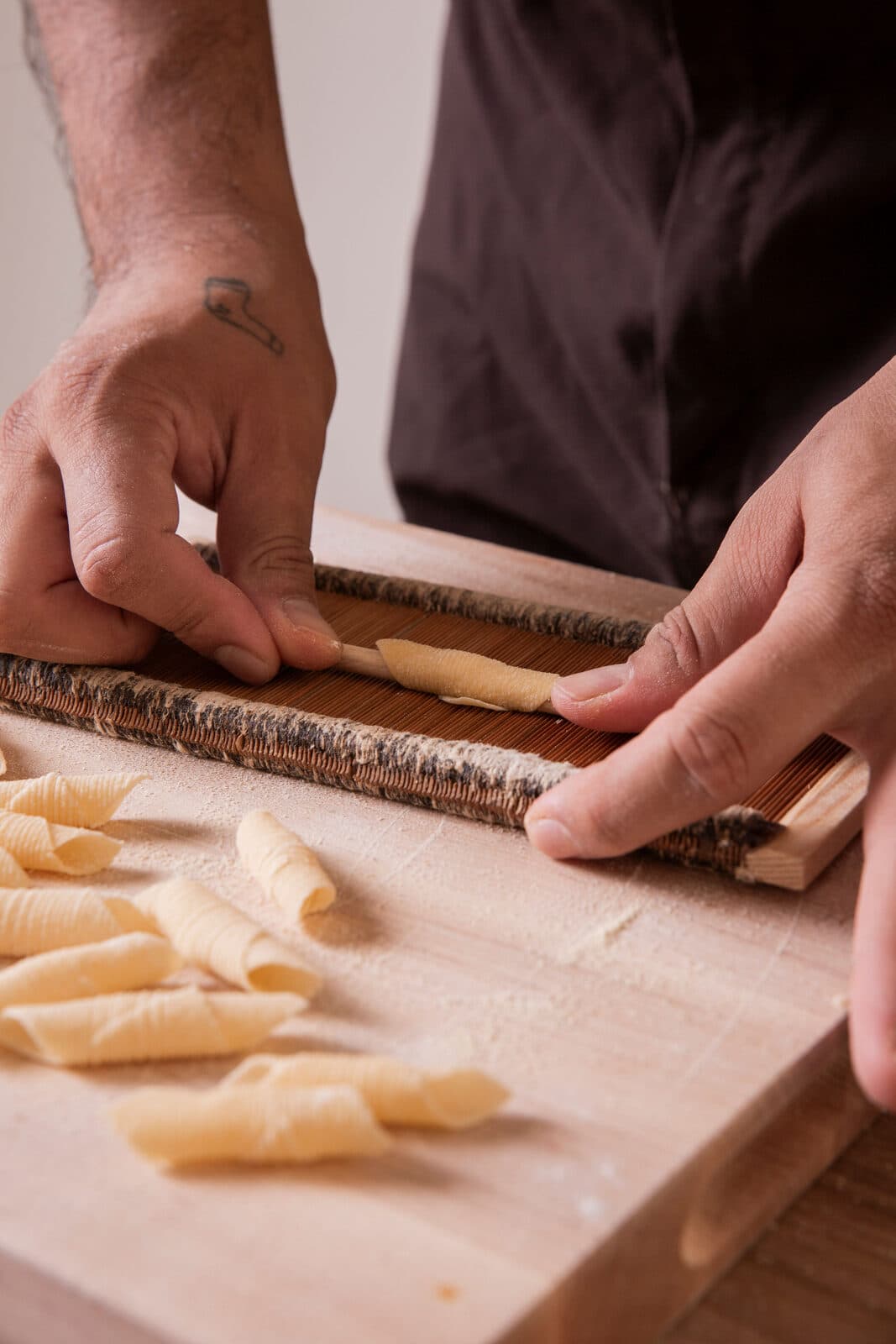 Garganelli formados sobre la tabla de madera